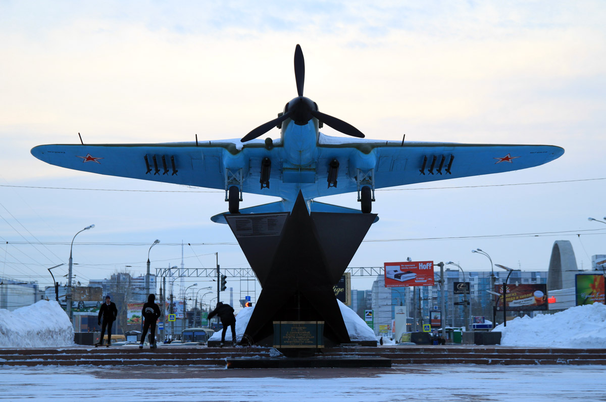 памятник штурмовику Ил-2 в Самаре